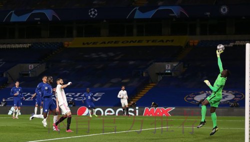 蓝军门神高难度神扑!5救险封杀皇马 逼近欧冠纪录 蓝军门神高难度神扑!5救险封杀皇马 逼近欧冠纪录