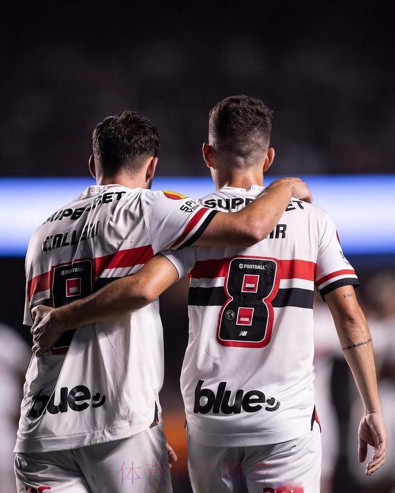 右后卫位置缺人 皇马考虑阿什拉夫和万-比萨卡 右后卫位置缺人 皇马考虑阿什拉夫和万-比萨卡